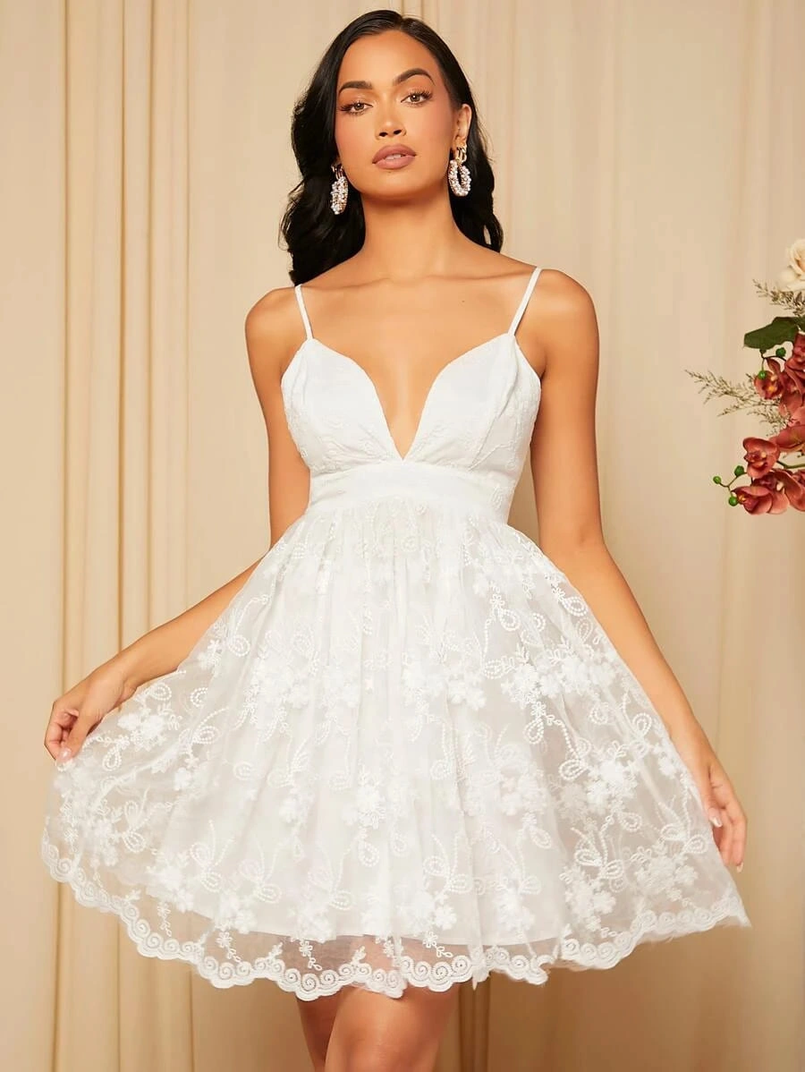 Vestido de Festa Rendado com Tule Bordado Decote Profundo V