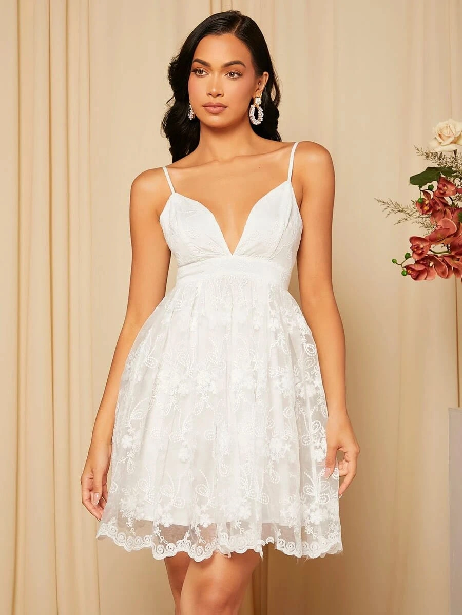 Vestido de Festa Rendado com Tule Bordado Decote Profundo V