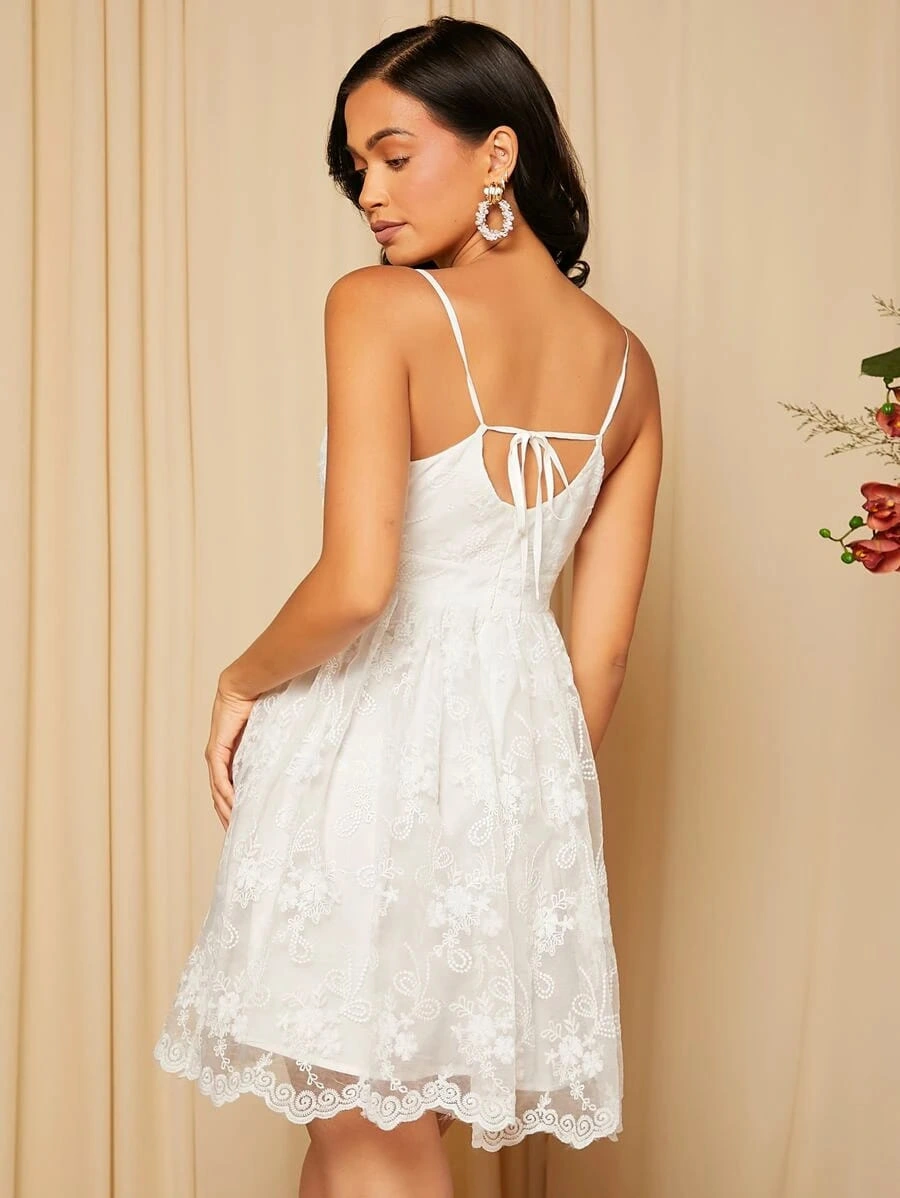 Vestido de Festa Rendado com Tule Bordado Decote Profundo V