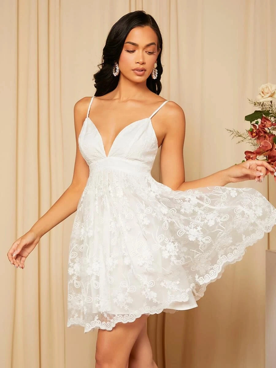 Vestido de Festa Rendado com Tule Bordado Decote Profundo V