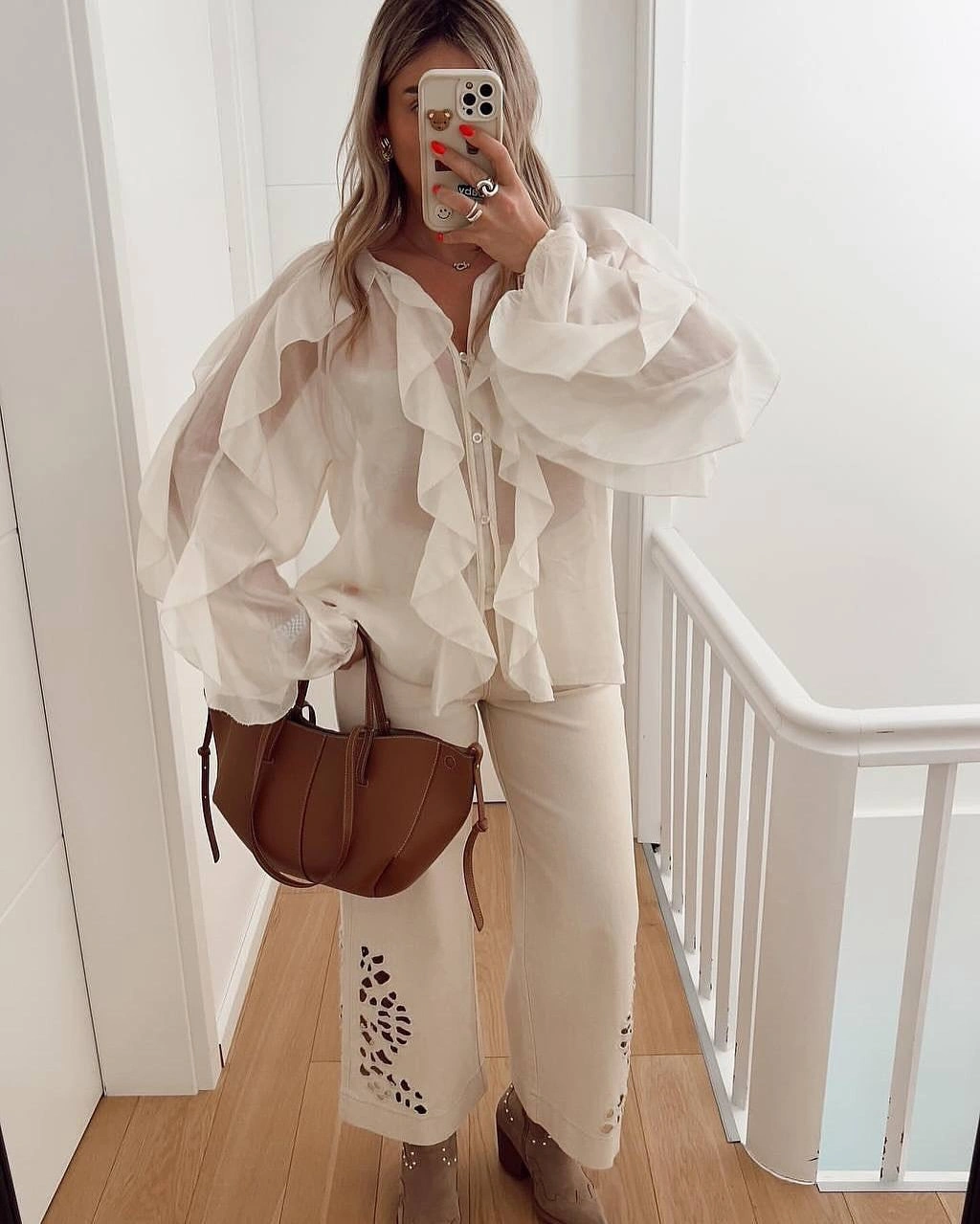 Blusa em Chiffon com Babados Off White