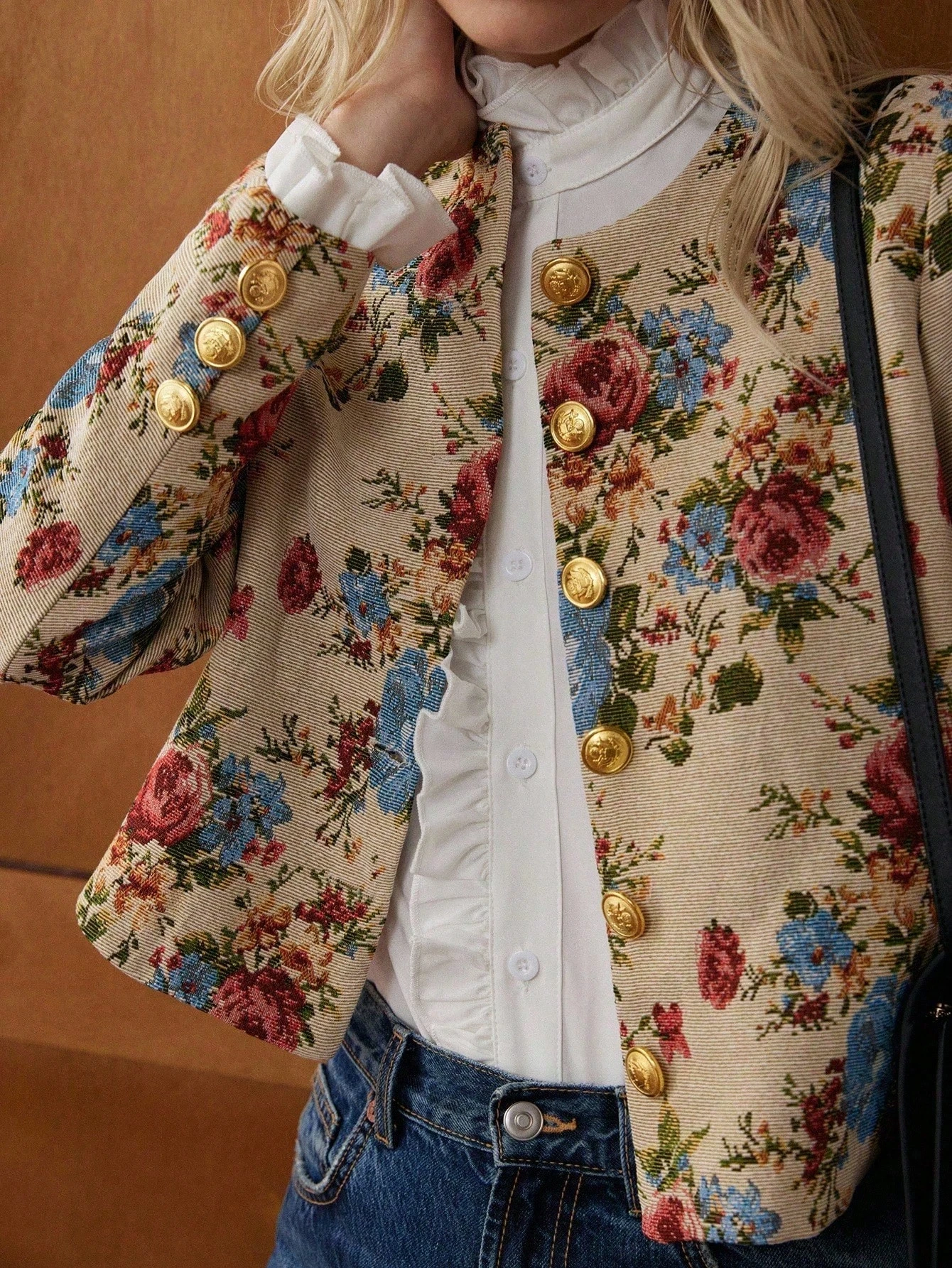 Casaqueto Floral com Botões Dourados