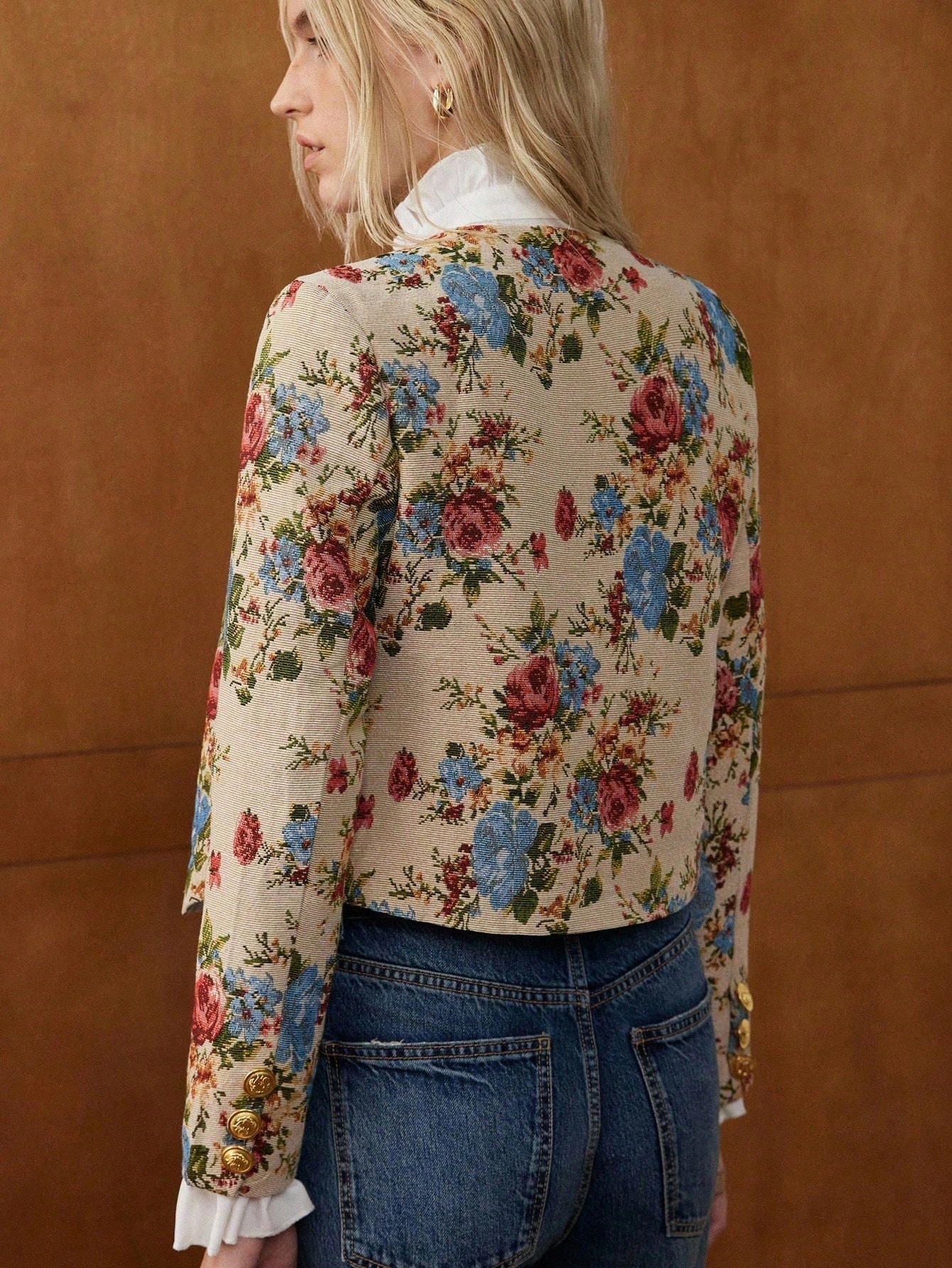 Casaqueto Floral com Botões Dourados