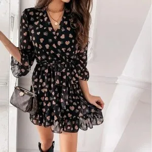Vestido Curto Estampa Corações com Babados