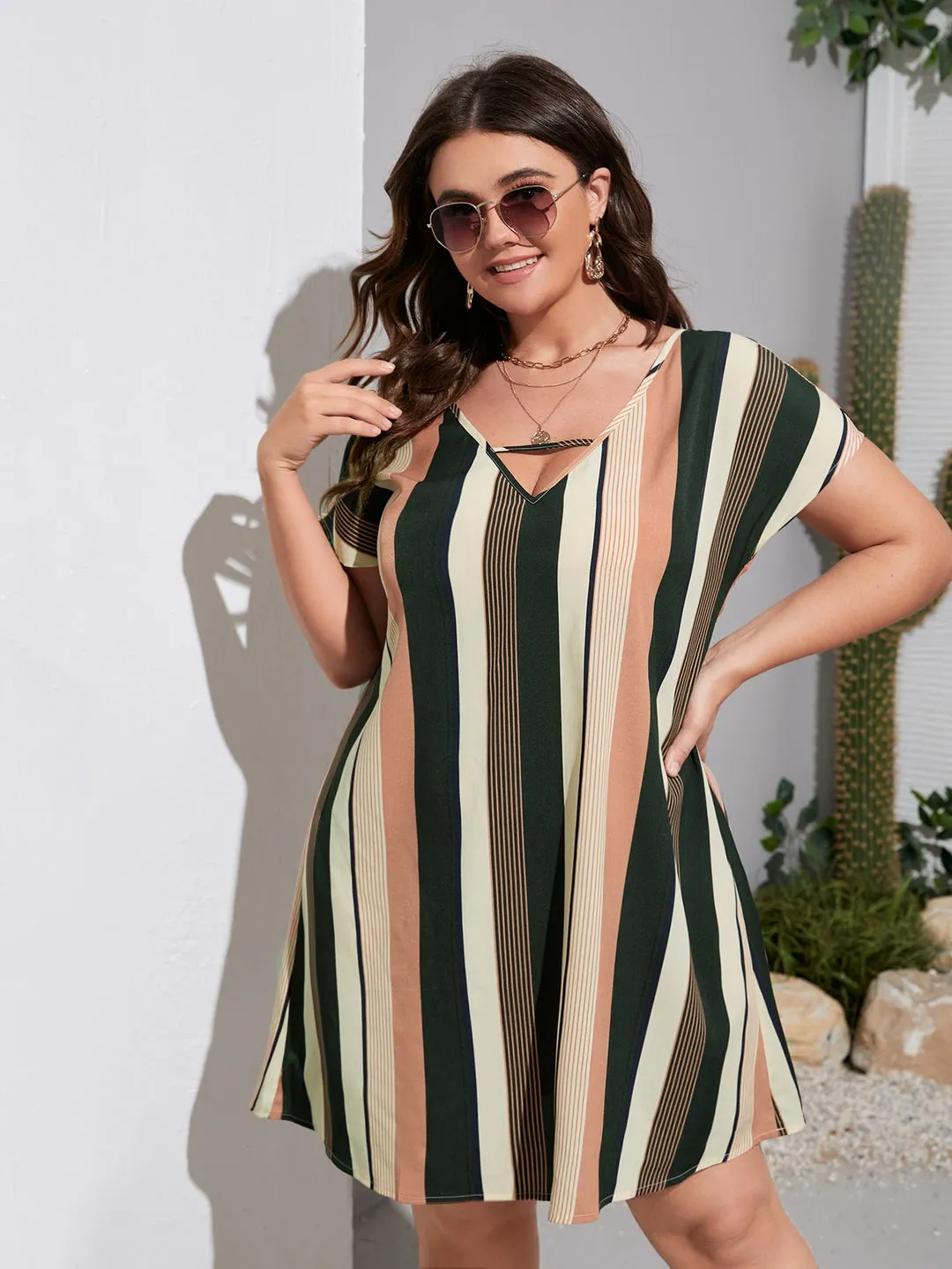 Vestido Listrado Decote Plus Size