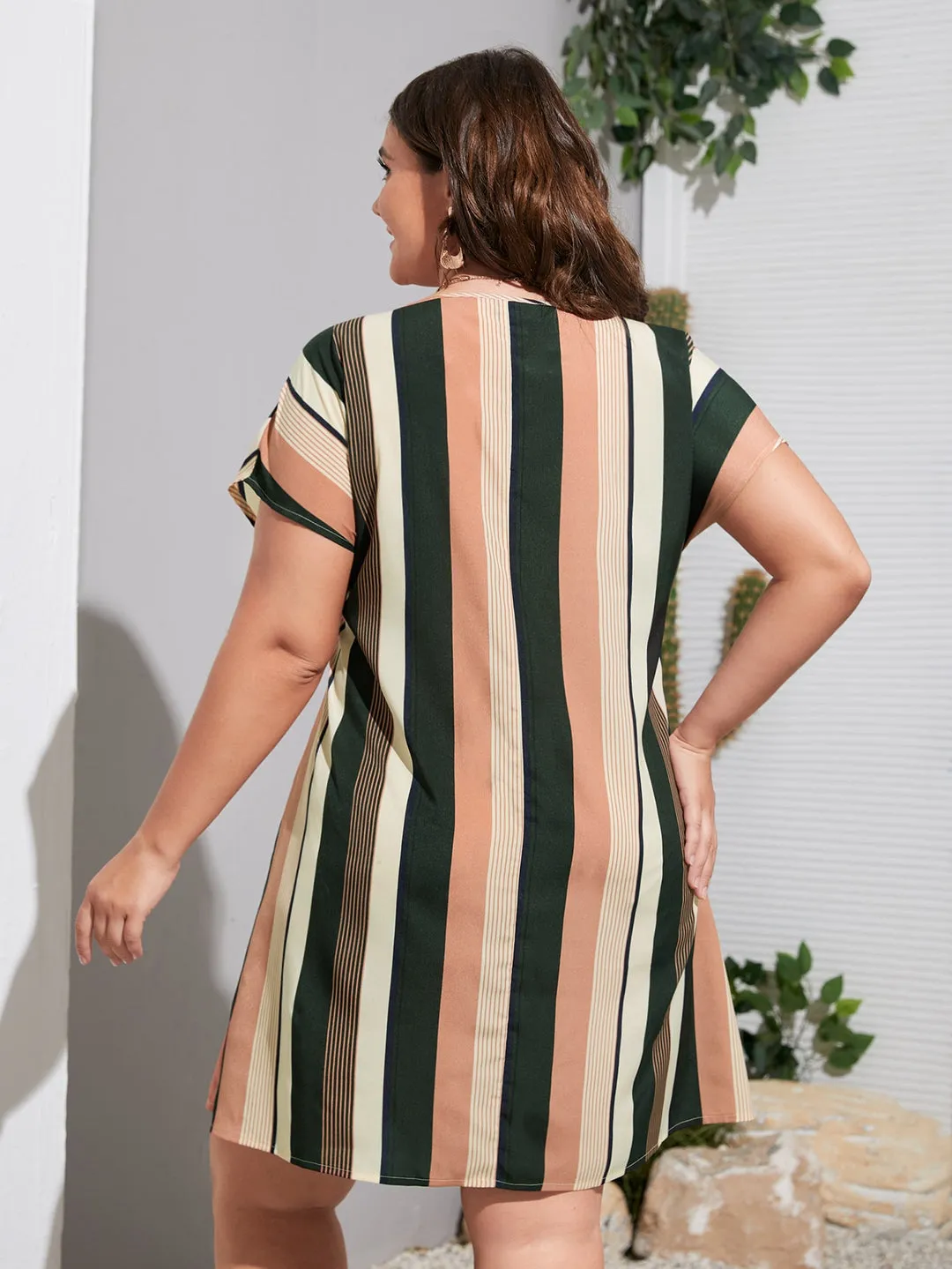 Vestido Listrado Decote Plus Size - Imagem 5