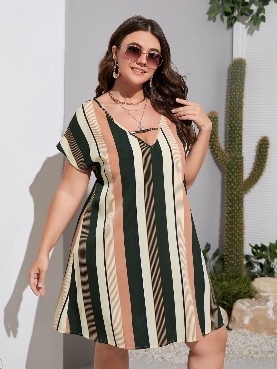 Vestido Listrado Decote Plus Size - Imagem 3